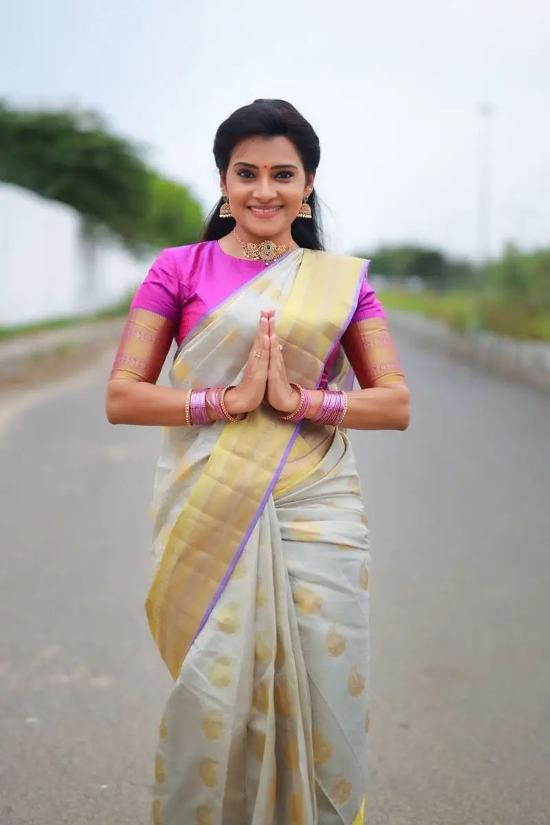 Tamil TV Actress Sruthi Raj Photos In Blue Saree Pink Blouse